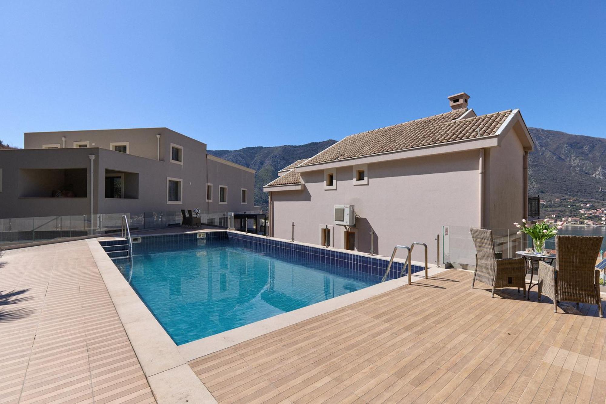 Nautica Studios With Outdoor Pool Pensión Kotor
